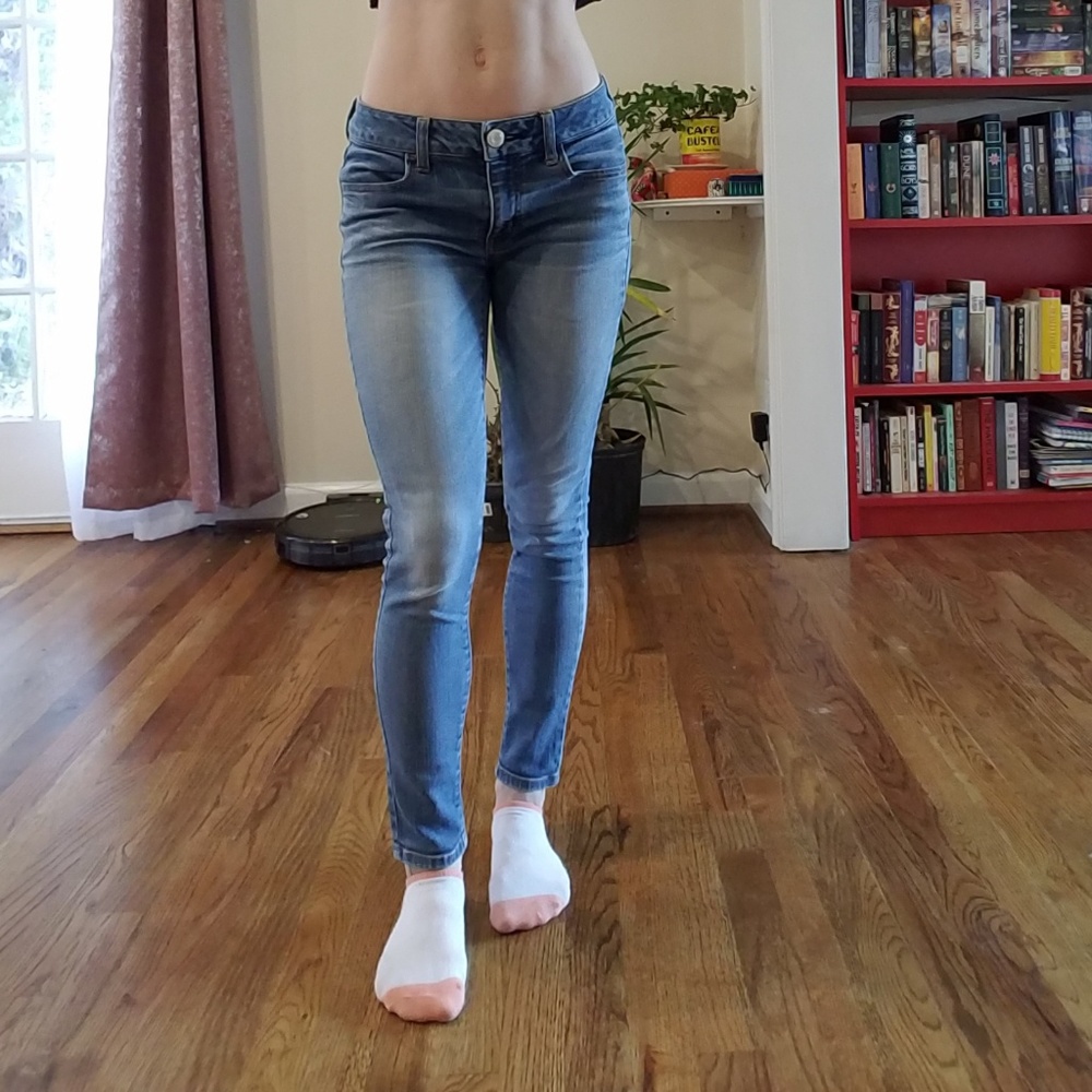 AE medium wash 4 short jeggings
